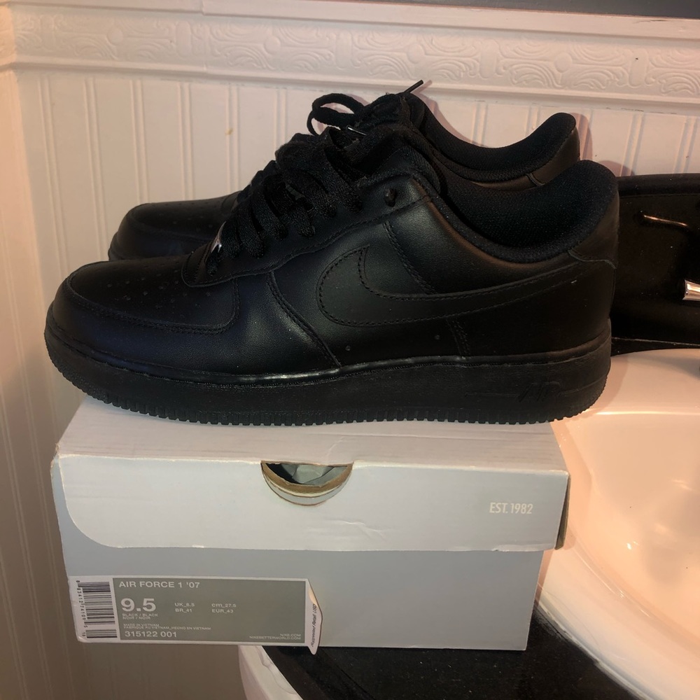 BLACK AIR FORCE 1s